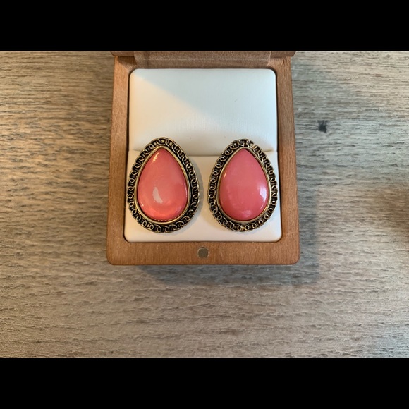 BOGO 💖Pretty Pink & Gold Teardrop Earrings💖 - Picture 1 of 3